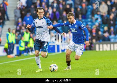 Glasgow, Großbritannien. November 2025 30. Rangers FC spielte Falkirk FC im Ibrox Stadion in Glasgow, Schottland in einem William Hill Premiership Spiel. Das Endresultat waren die Rangers 0 - 0 Falkirk. Bild von Nicolas Raskin (R43) und Kielan Adams (F2), die um den Ball kämpfen. Quelle: Findlay/Alamy Live News Stockfoto