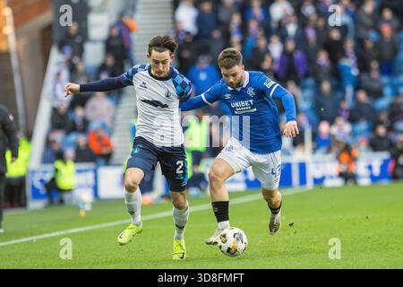 Glasgow, Großbritannien. November 2025 30. Rangers FC spielte Falkirk FC im Ibrox Stadion in Glasgow, Schottland in einem William Hill Premiership Spiel. Das Endresultat waren die Rangers 0 - 0 Falkirk. Bild von Nicolas Raskin (R43) und Keelan Adams (F2), die um den Ball kämpfen. Quelle: Findlay/Alamy Live News Stockfoto