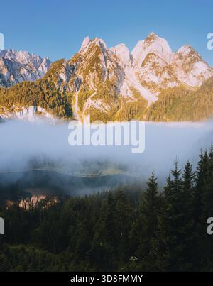Toller Morgen auf dem Alpensee Vorderer Gosausee. Malerisches nebeliges Tal. Lage Ort berühmter Ferienort Salzkammergut, Gosau Tal, Österreichische alpen. Stockfoto