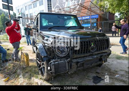NEW DELHI, INDIEN - NOVEMBER 30: Ein rasender Mercedes überfuhr einen Mann und verletzte zwei weitere am späten Samstagabend, am 30. November 2025 in New Delhi, Indien. Eine Person wurde getötet und zwei andere wurden verletzt, nachdem ein Mercedes gestern Nacht drei Menschen in der Nähe der Ambience Mall in Delhis Vasant Kunj getroffen hatte. Der Fahrer wurde festgenommen, sagte die Polizei von Delhi. Augenzeugen sagten, dass das Auto die Straße runterfuhr, als der Fahrer plötzlich die Kontrolle verlor und direkt auf den Bürgersteig fuhr. Der Aufprall war so schlimm, dass umstehende Personen sofort zum Tatort eilten und ihn informierten Stockfoto