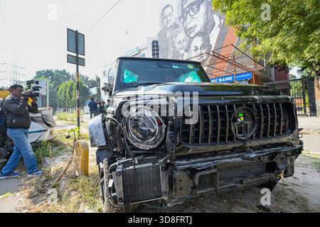 NEW DELHI, INDIEN - NOVEMBER 30: Ein rasender Mercedes überfuhr einen Mann und verletzte zwei weitere am späten Samstagabend, am 30. November 2025 in New Delhi, Indien. Eine Person wurde getötet und zwei andere wurden verletzt, nachdem ein Mercedes gestern Nacht drei Menschen in der Nähe der Ambience Mall in Delhis Vasant Kunj getroffen hatte. Der Fahrer wurde festgenommen, sagte die Polizei von Delhi. Augenzeugen sagten, dass das Auto die Straße runterfuhr, als der Fahrer plötzlich die Kontrolle verlor und direkt auf den Bürgersteig fuhr. Der Aufprall war so schlimm, dass umstehende Personen sofort zum Tatort eilten und ihn informierten Stockfoto