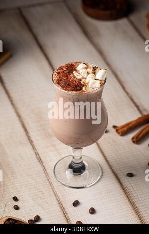 Cremiges Schokoladengetränk mit Marshmallows Stockfoto