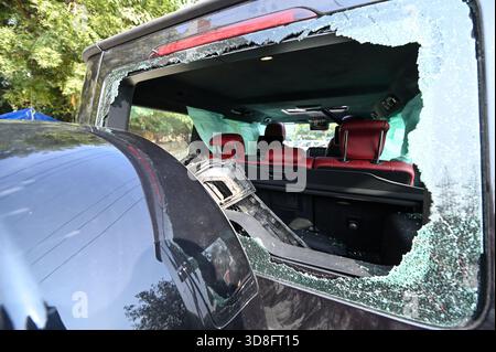 NEW DELHI, INDIEN - NOVEMBER 30: Ein rasender Mercedes überfuhr einen Mann und verletzte zwei weitere am späten Samstagabend, am 30. November 2025 in New Delhi, Indien. Eine Person wurde getötet und zwei andere wurden verletzt, nachdem ein Mercedes gestern Nacht drei Menschen in der Nähe der Ambience Mall in Delhis Vasant Kunj getroffen hatte. Der Fahrer wurde festgenommen, sagte die Polizei von Delhi. Augenzeugen sagten, dass das Auto die Straße runterfuhr, als der Fahrer plötzlich die Kontrolle verlor und direkt auf den Bürgersteig fuhr. Der Aufprall war so schlimm, dass umstehende Personen sofort zum Tatort eilten und ihn informierten Stockfoto