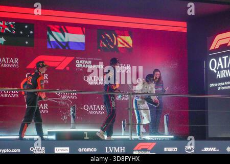 Doha, Katar. November 2025 30. Podestfeier beim Rennen des Formel 1 Qatar Airways Grand Prix 2025 auf dem Losail International Circuit, vor der 23. Von 24. Runde der FIA Formel-1-Weltmeisterschaft 2025 (28.-30. November 2025). (Credits Credit: Unicode Images/Alamy Live News Credit: Unicode Images/Alamy Live News Stockfoto