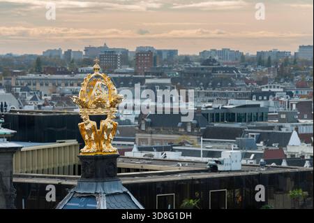 Amsterdam: Vergoldete Krone (Kupfer), gestützt von Adlern. Ehemaliges Symbol von Amsterdam auf dem Dach des alten Königspalastes, ursprünglich Rathaus. Stockfoto