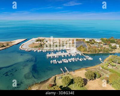 Blick aus der Vogelperspektive auf den Strand mit klarem Wasser und den Yachthafen am Löwenkopf Stockfoto