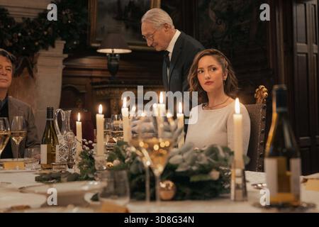 ERSCHEINUNGSDATUM: 19. November 2025 TITEL: Champage Probleme STUDIO: Netflix REGISSEUR: Mark Steven Johnson PLOT: Eine Führungskraft reist nach Frankreich, um vor Weihnachten die Übernahme einer renommierten Champagnermarke zu sichern, aber ihre Pläne sind vereitelt, als sie in eine stürmische Romantik mit einem charmanten Pariser Gerät Gerät Gerät – nur um zu entdecken, dass er der Sohn des Gründers ist. DIE HAUPTROLLEN sind: Thibault de Montalembert als Hugo Cassell, Joel Cudennec als Philippe und MINKA KELLY als Sydney Price. NUR REDAKTIONELLE VERWENDUNG! Nicht für kommerzielle ZWECKE! Stockfoto