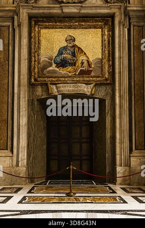 Die Innenseite der heiligen Tür der Kirche St. Peter Stockfoto