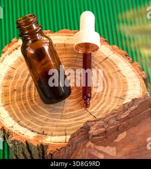 Der kosmetische Bestandteil Pycnogenol oder Pinus pinaster steht auf einem Stück Kiefernrinde Stockfoto