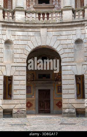 Italien - Caprarola - Palazzo Farnese - Eingang mit Fresken und Steinbogen im runden Innenhof Stockfoto