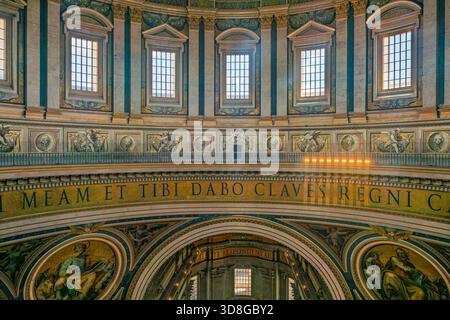 Vatikan - Vatikanstadt - Petersdom - Innenansicht der Kuppeltrommel mit Mosaikbeschriftung und Licht durch die Fenster Stockfoto