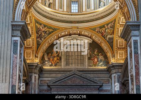 Vatikan - Vatikanstadt - Petersdom - Blick auf den Seitenaltar der Kapelle mit Marmorsäulen und goldenen Mosaiken Stockfoto