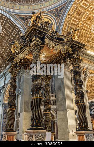 Vatikan - Vatikanstadt - Petersdom - vertikaler Blick auf den Baldachinaltar aus Bernini-Bronze mit verdrehten Säulen Stockfoto