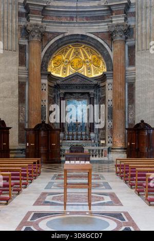 Vatikan - Vatikanstadt - Petersdom - Blick von innen auf die Seitenkapelle mit Holzbänken und Marmoraltar Stockfoto