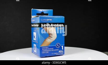 NORWALK, CT, USA, 19. FEBRUAR 2025: Eine Schachtel mit elastischen Verbänden wird auf einem weißen Tisch auf einem schlichten schwarzen Hintergrund platziert Stockfoto