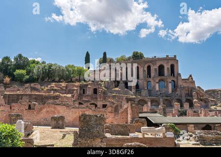 Italien - Rom - Domus Tiberiana - Ruinen des antiken römischen Kaiserpalastes mit mehrstöckigen Bögen und Vegetation auf dem Palatin Stockfoto