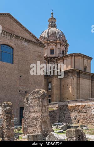 Italien - Rom - Kirche Santi Luca e Martina - barocke Kuppel und antike Ruinen in Forum Romanum archäologische Stätte historische Aussicht Stockfoto