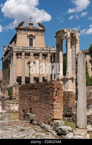 Italien - Rom - Tempel der Vesta und Tempel des Antoninus Faustina - antike Ruinen mit Kirche in der archäologischen Stätte Forum Romanum Stockfoto