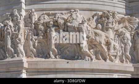 Italien - Rom - Vittoriano - Reliefskulptur mit Figuren auf Victor Emmanuel Denkmal Neoklassizistik aus weißem Marmor Fries Stockfoto