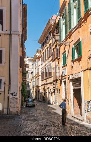 Italien - Rom - Via dell'Orso - schmale Kopfsteinpflasterstraße mit farbenfrohen Gebäuden historische Architektur Gasse mittelalterliches Viertel Stockfoto