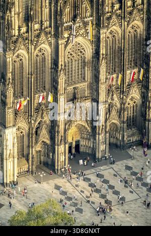 Kölner Dom, Köln-Mitte, Westtor in der Abendsonne, Westeingang, Haupteingang, Domplatte, neben dem Römisch-Germanischen Museum, Köln Stockfoto