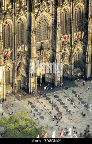 Kölner Dom, Köln-Mitte, Westtor in der Abendsonne, Westeingang, Haupteingang, Domplatte, neben dem Römisch-Germanischen Museum, Köln Stockfoto