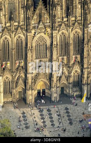 Kölner Dom, Köln-Mitte, Westtor in der Abendsonne, Westeingang, Haupteingang, Domplatte, neben dem Römisch-Germanischen Museum, Köln Stockfoto