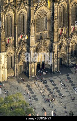 Kölner Dom, Köln-Mitte, Westtor in der Abendsonne, Westeingang, Haupteingang, Domplatte, neben dem Römisch-Germanischen Museum, Köln Stockfoto