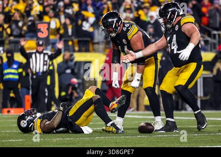 Pittsburgh, Pennsylvania, USA. November 2025 30. Pittsburgh Steelers Running Back JAYLEN WARREN (30) feiert nach einem Touchdown während des NFL-Fußballspiels zwischen den Pittsburgh Steelers und den Buffalo Bills im Acrisure Stadium in Pittsburgh, Pennsylvania. (Kreditbild: © Brent Gudenschwager/ZUMA Press Wire) NUR REDAKTIONELLE VERWENDUNG! Nicht für kommerzielle ZWECKE! Quelle: ZUMA Press, Inc./Alamy Live News Stockfoto