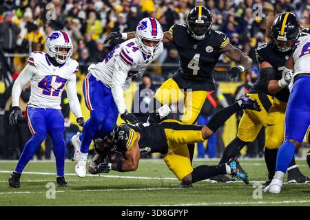 Pittsburgh, Pennsylvania, USA. November 2025 30. Pittsburgh Steelers Running Back JAYLEN WARREN (30) taucht im Acrisure Stadium in Pittsburgh, Pennsylvania, in die Endzone für einen Touchdown während des NFL-Fußballspiels zwischen den Pittsburgh Steelers und den Buffalo Bills ein. (Kreditbild: © Brent Gudenschwager/ZUMA Press Wire) NUR REDAKTIONELLE VERWENDUNG! Nicht für kommerzielle ZWECKE! Quelle: ZUMA Press, Inc./Alamy Live News Stockfoto