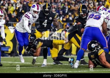 Pittsburgh, Pennsylvania, USA. November 2025 30. Pittsburgh Steelers Running Back JAYLEN WARREN (30) taucht im Acrisure Stadium in Pittsburgh, Pennsylvania, in die Endzone für einen Touchdown während des NFL-Fußballspiels zwischen den Pittsburgh Steelers und den Buffalo Bills ein. (Kreditbild: © Brent Gudenschwager/ZUMA Press Wire) NUR REDAKTIONELLE VERWENDUNG! Nicht für kommerzielle ZWECKE! Quelle: ZUMA Press, Inc./Alamy Live News Stockfoto
