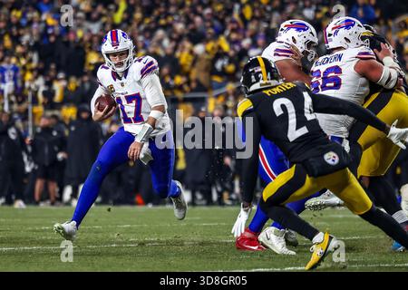 Pittsburgh, Pennsylvania, USA. November 2025 30. Buffalo Bills Quarterback JOSH ALLEN (17) stürzt den Ball während des NFL-Fußballspiels zwischen den Pittsburgh Steelers und den Buffalo Bills im Acrisure Stadium in Pittsburgh, Pennsylvania. (Kreditbild: © Brent Gudenschwager/ZUMA Press Wire) NUR REDAKTIONELLE VERWENDUNG! Nicht für kommerzielle ZWECKE! Quelle: ZUMA Press, Inc./Alamy Live News Stockfoto