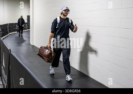 Pittsburgh, Pennsylvania, USA. November 2025 30. Buffalo Bills Quarterback JOSH ALLEN (17) kommt im Stadion vor dem NFL-Fußballspiel zwischen den Pittsburgh Steelers und den Buffalo Bills im Acrisure Stadium in Pittsburgh, Pennsylvania. (Kreditbild: © Brent Gudenschwager/ZUMA Press Wire) NUR REDAKTIONELLE VERWENDUNG! Nicht für kommerzielle ZWECKE! Quelle: ZUMA Press, Inc./Alamy Live News Stockfoto