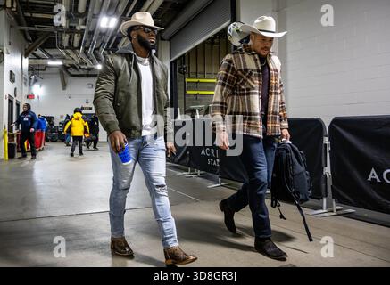 Pittsburgh, Pennsylvania, USA. November 2025 30. Die Pittsburgh Steelers Linebacker PATRICK QUEEN (6) und ALEX HIGHSMITH (56) kommen im Stadion vor dem NFL-Fußballspiel zwischen den Pittsburgh Steelers und den Buffalo Bills im Acrisure Stadium in Pittsburgh, Pennsylvania, an. (Kreditbild: © Brent Gudenschwager/ZUMA Press Wire) NUR REDAKTIONELLE VERWENDUNG! Nicht für kommerzielle ZWECKE! Quelle: ZUMA Press, Inc./Alamy Live News Stockfoto