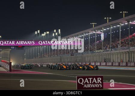 Doha, Katar. November 2025 30. Das Rennen beginnt während des Formel-1-Katars Grand Prix auf dem Lusail International Circuit in Doha, Katar, am 30. November 2025. Quelle: Qian Jun/Xinhua/Alamy Live News Stockfoto