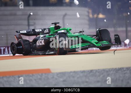 Doha, Katar. November 2025 30. Kick Saubers Deutscher Fahrer Nico Hulkenberg stürzte beim Formel-1-Katar-Grand Prix auf dem Lusail International Circuit in Doha, Katar, am 30. November 2025 ab. Quelle: Li Chao/Xinhua/Alamy Live News Stockfoto