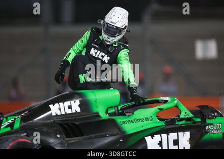 Doha, Katar. November 2025 30. Kick Saubers Deutscher Fahrer Nico Hulkenberg stürzte beim Formel-1-Katar-Grand Prix auf dem Lusail International Circuit in Doha, Katar, am 30. November 2025 ab. Quelle: Li Chao/Xinhua/Alamy Live News Stockfoto