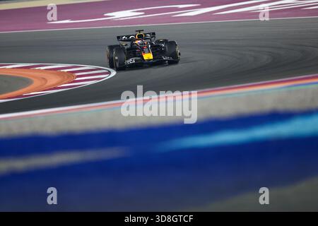 Doha, Katar. November 2025 30. Der niederländische Red Bull-Fahrer Max Verstappen tritt am 30. November 2025 beim Formel-1-Katar-Grand Prix auf dem Lusail International Circuit in Doha, Katar, an. Quelle: Li Chao/Xinhua/Alamy Live News Stockfoto