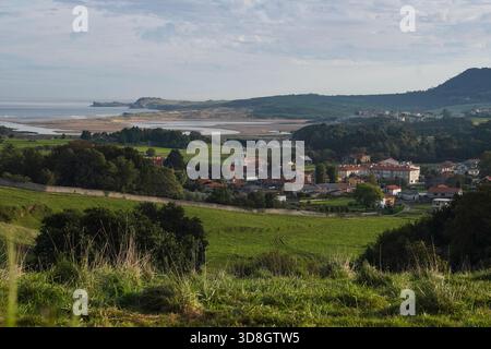 Überblick über das Dorf Miengo und in Kantabrien, Spanien. Der Camino del Norte-Weg der Jakobsweg führt durch viele ländliche Re Stockfoto