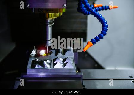 Spindelschneidewerkzeug Drehmaschine 5-Achsen CNC-Fräsmaschine beim Entgraten von Motorteilen, Schwerindustrieplan Stockfoto