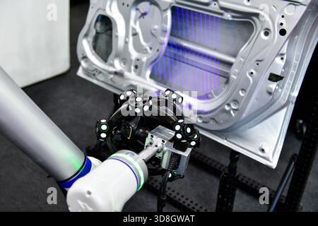 3D-Scanner am Roboterarm messen die Genauigkeit großer Kfz-Teile. In Industrieanlagen Stockfoto