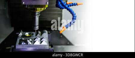 Spindelschneidewerkzeug Drehmaschine 5-Achsen CNC-Fräsmaschine beim Entgraten von Motorteilen, Schwerindustrieplan Stockfoto