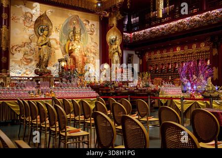 Innenraum des chinesischen Buddha-Zahn-Tempels in Chinatown, Singapur Stockfoto