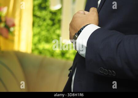 Mann im Anzug verstellbare Hülse in eleganter Umgebung Stockfoto