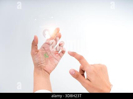 Futuristisches transparentes Glastelefon mit Anzeige eingehender Anrufe in menschlicher Hand. Innovatives Konzept für Zukunftstechnologie, AR-Schnittstelle, digitale Kommunikation Stockfoto