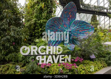 Orchid Haven Gardens by the Bay-Schild in Singapur, umgeben von üppigem Laub Stockfoto