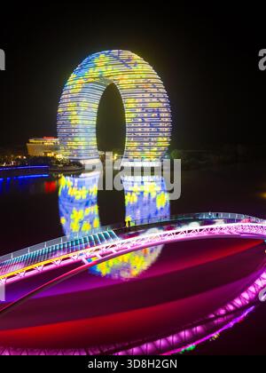 HUZHOU, CHINA - NOVEMBER 27,2025 - aus der Vogelperspektive des SHERATON? HUZHOU TAIHU LAKE HOT SPRING RESORT & SPA bei Nacht in Huzhou, Zhejiang, China am 27. November 2025. Stockfoto