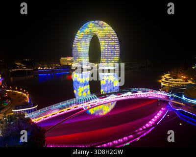 HUZHOU, CHINA - NOVEMBER 27,2025 - aus der Vogelperspektive des SHERATON? HUZHOU TAIHU LAKE HOT SPRING RESORT & SPA bei Nacht in Huzhou, Zhejiang, China am 27. November 2025. Stockfoto