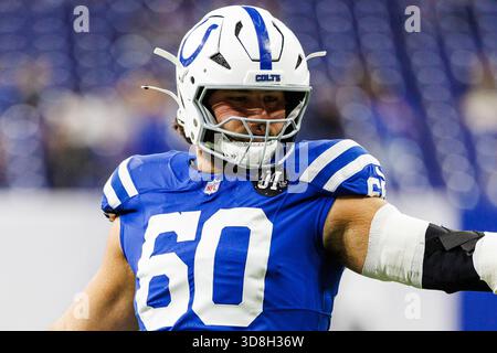 Indianapolis, Indiana, USA. November 2025 30. Tanor Bortolini (60) im Vorspiel der NFL-Action gegen die Houston Texans im Lucas Oil Stadium in Indianapolis, Indiana. John Mersits/CSM/Alamy Live News Stockfoto
