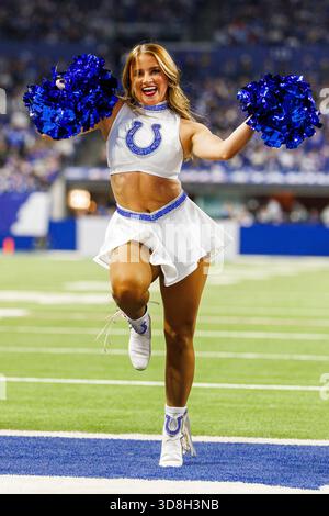 Indianapolis, Indiana, USA. November 2025 30. Die Cheerleader der Indianapolis Colts treten im Lucas Oil Stadium in Indianapolis, Indiana, im NFL-Spiel gegen die Houston Texans auf. John Mersits/CSM/Alamy Live News Stockfoto